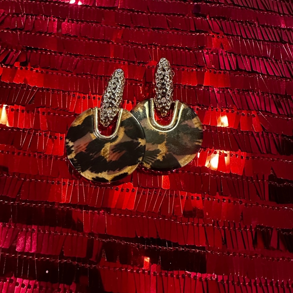 Avon’s NIB Fierce Glam Drop Earrings. - Picture 3 of 4